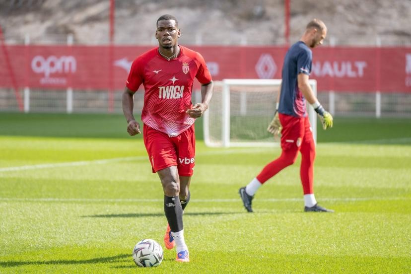 并与队友们, 接连传球配, 块场地上 并与队友们, 接连传球配, 块场地上